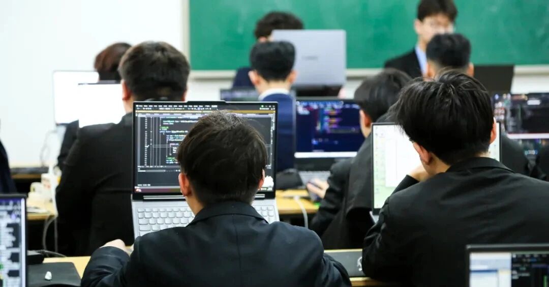 八維職業(yè)學(xué)校編織未來科技夢幻網(wǎng)開啟鴻蒙系統(tǒng)開發(fā)精英之旅