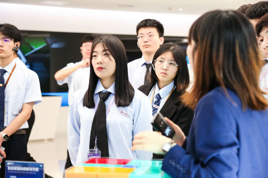 八維職業學校點燃人工智能創新之火的搖籃驅動未來職業發展新動力