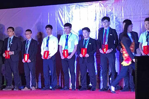 八維職業學校網絡工程專業學子學習生活風采