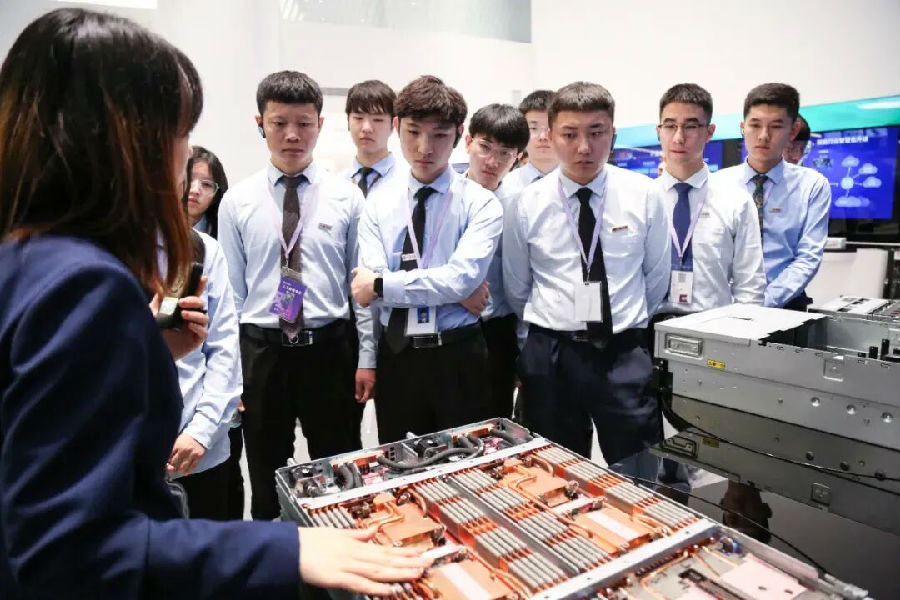 八維職業學校：解鎖人工智能無限可能，開啟人工智能精英成才之路